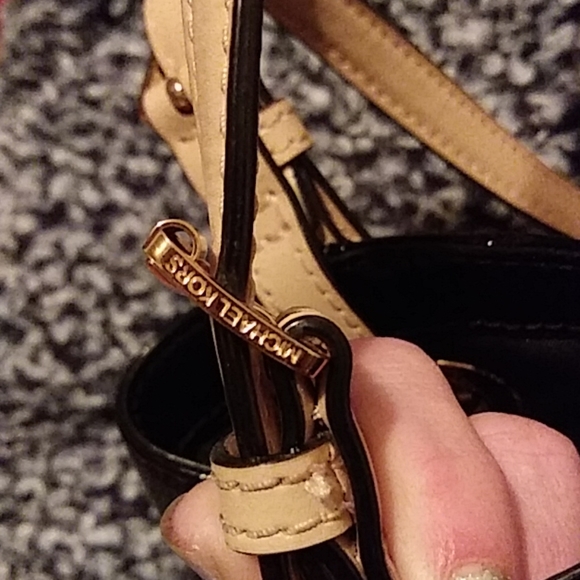 Micheal kors purse - Picture 3 of 7